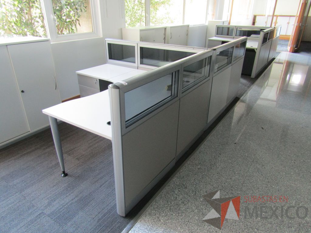 Lote 038 - Estación de trabajo lineal para 2 personas, mampara baja con vidrio, con 2 archiveros de pedestal de 3 cajones - Steelcase - Imagen 2