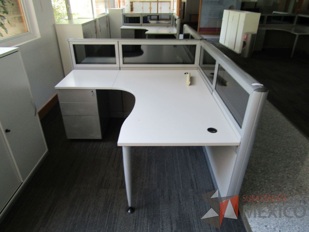 Lote 038 - Estación de trabajo lineal para 2 personas, mampara baja con vidrio, con 2 archiveros de pedestal de 3 cajones - Steelcase - Imagen 3