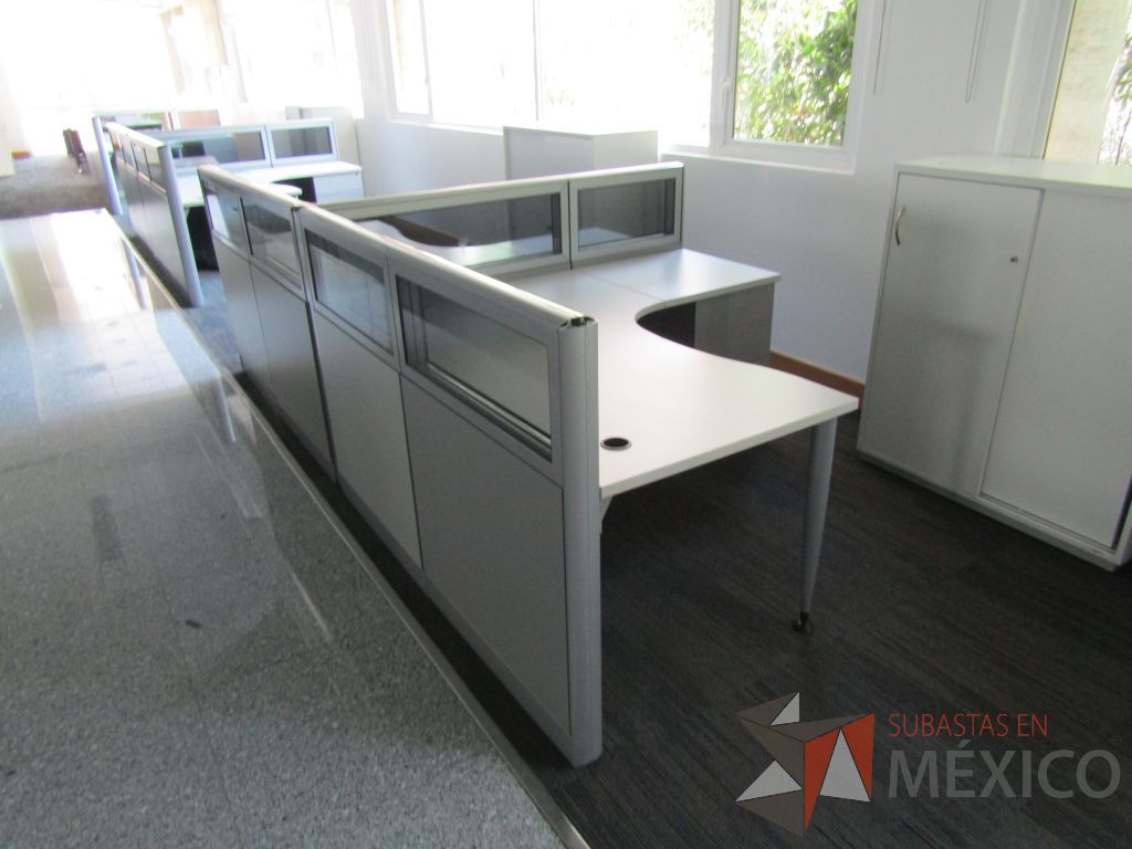 Lote 038 - Estación de trabajo lineal para 2 personas, mampara baja con vidrio, con 2 archiveros de pedestal de 3 cajones - Steelcase - Imagen 4