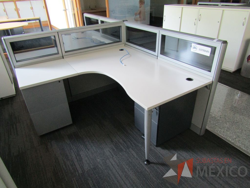 Lote 039 - Estación de trabajo lineal para 2 personas, mampara baja con vidrio, con 2 archiveros de pedestal de 3 cajones - Steelcase - Imagen 2
