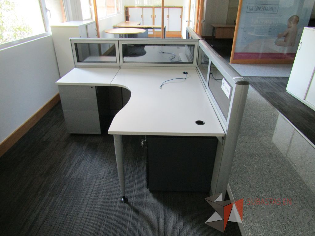 Lote 039 - Estación de trabajo lineal para 2 personas, mampara baja con vidrio, con 2 archiveros de pedestal de 3 cajones - Steelcase - Imagen 3