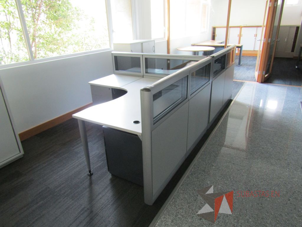 Lote 039 - Estación de trabajo lineal para 2 personas, mampara baja con vidrio, con 2 archiveros de pedestal de 3 cajones - Steelcase - Imagen 4
