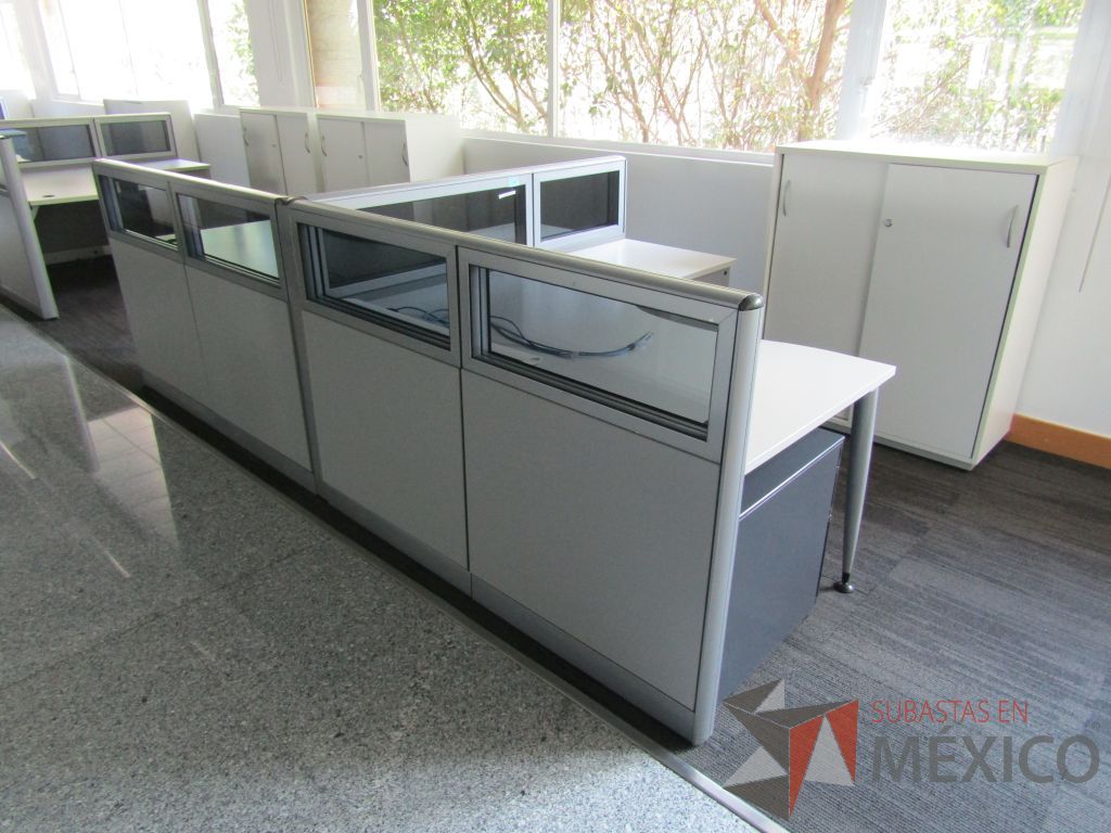 Lote 039 - Estación de trabajo lineal para 2 personas, mampara baja con vidrio, con 2 archiveros de pedestal de 3 cajones - Steelcase - Imagen 5