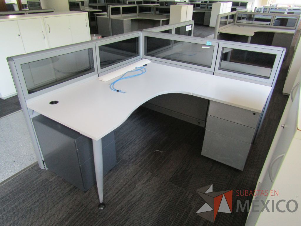 Lote 039 - Estación de trabajo lineal para 2 personas, mampara baja con vidrio, con 2 archiveros de pedestal de 3 cajones - Steelcase