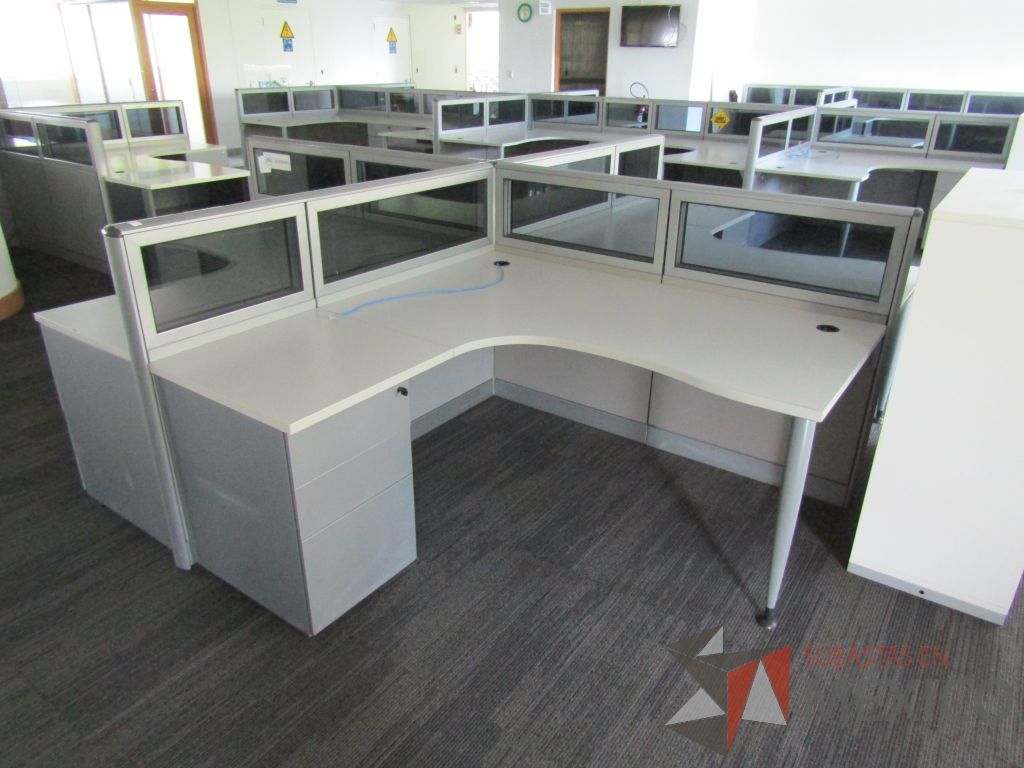 Lote 041 - Estación de trabajo para 4 personas, mampara baja con vidrio, con 4 archiveros de pedestal de 3 cajones - Steelcase - Imagen 2