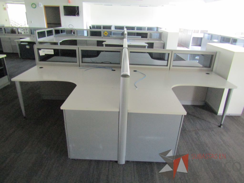 Lote 041 - Estación de trabajo para 4 personas, mampara baja con vidrio, con 4 archiveros de pedestal de 3 cajones - Steelcase