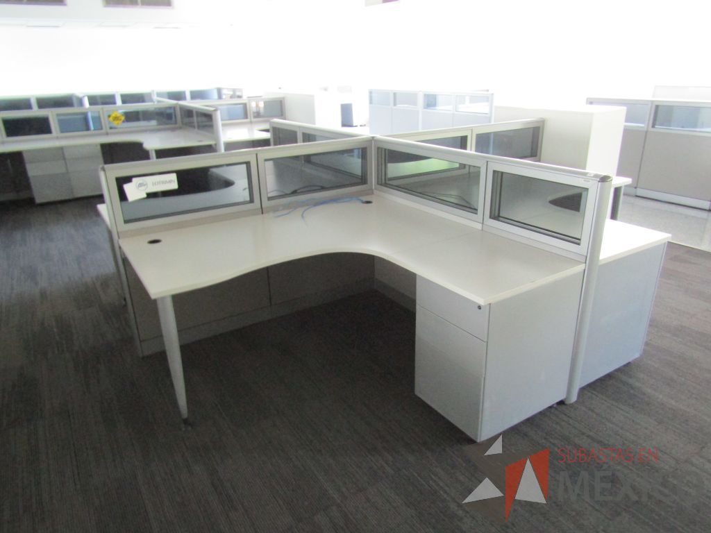 Lote 041 - Estación de trabajo para 4 personas, mampara baja con vidrio, con 4 archiveros de pedestal de 3 cajones - Steelcase - Imagen 3