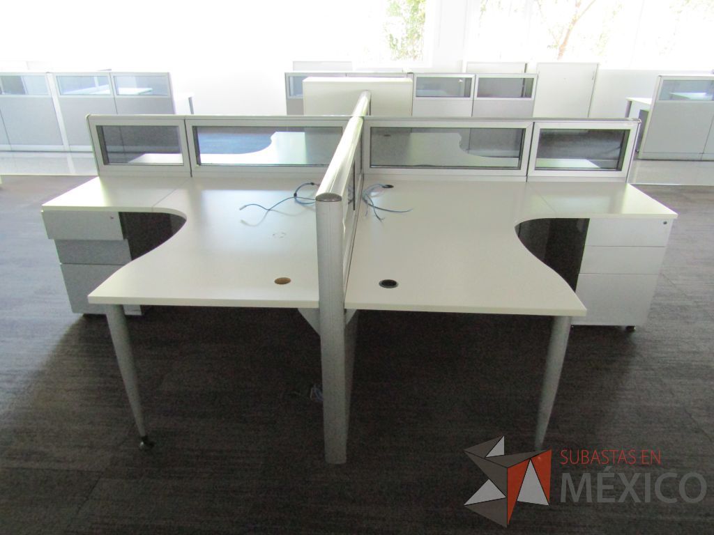 Lote 041 - Estación de trabajo para 4 personas, mampara baja con vidrio, con 4 archiveros de pedestal de 3 cajones - Steelcase - Imagen 4