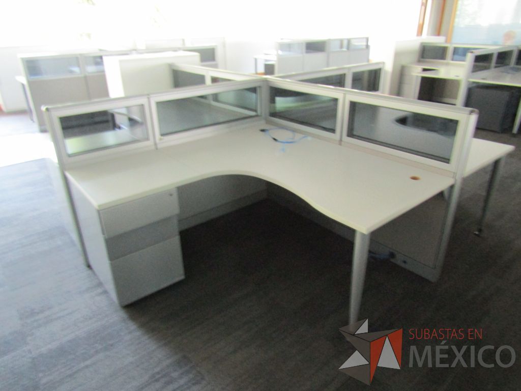 Lote 041 - Estación de trabajo para 4 personas, mampara baja con vidrio, con 4 archiveros de pedestal de 3 cajones - Steelcase - Imagen 5