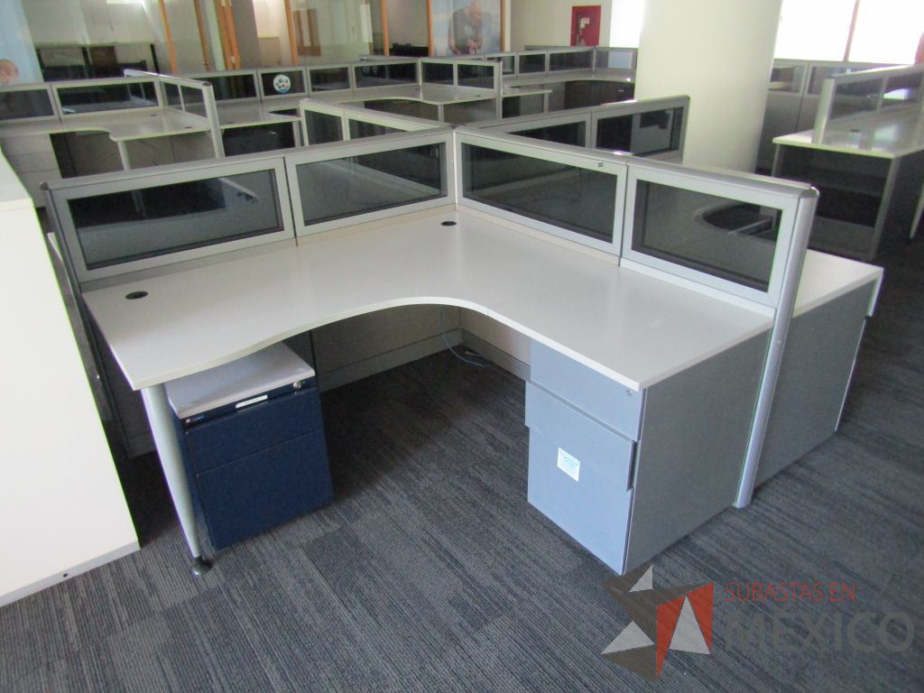 Lote 041 - Estación de trabajo para 4 personas, mampara baja con vidrio, con 4 archiveros de pedestal de 3 cajones - Steelcase - Imagen 6