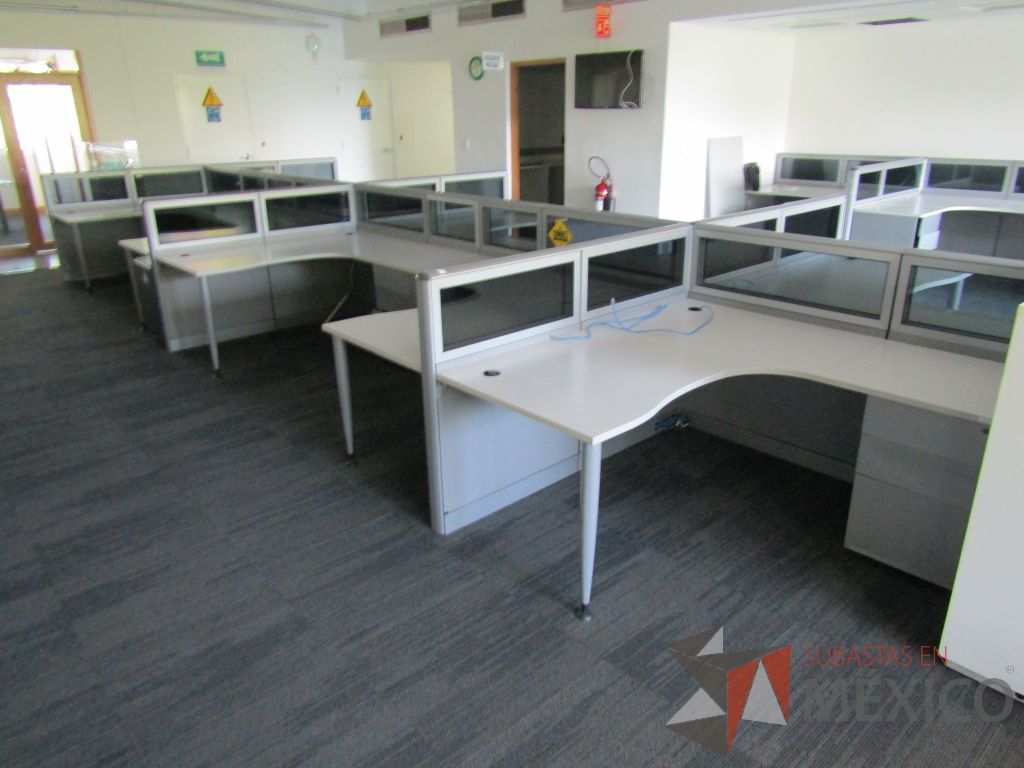 Lote 042 - Estación de trabajo para 10 personas, mampara baja con vidrio, con 10 archiveros de pedestal de 3 cajones - Steelcase