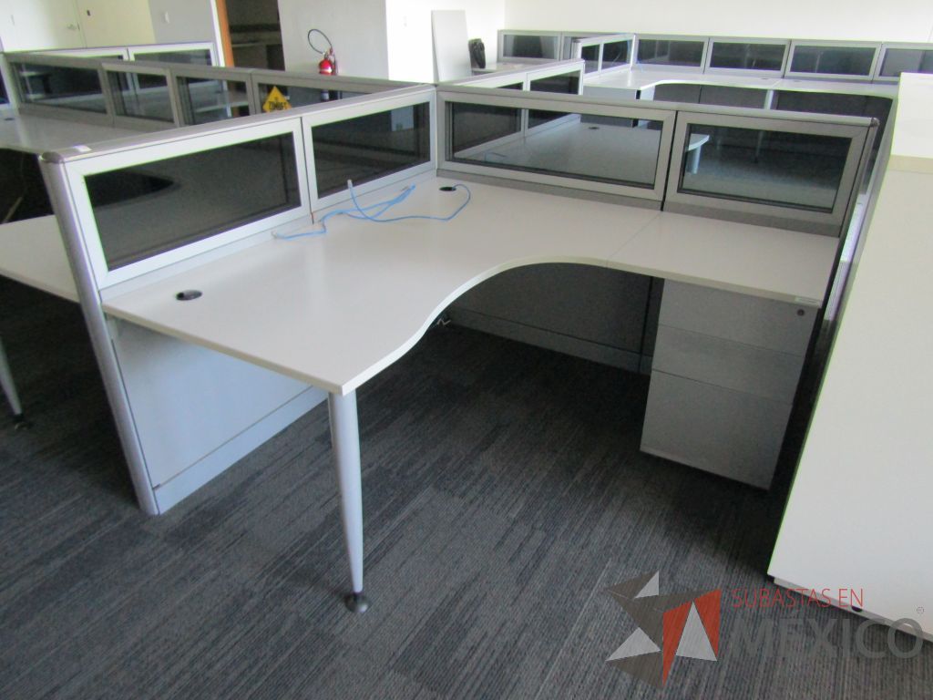 Lote 042 - Estación de trabajo para 10 personas, mampara baja con vidrio, con 10 archiveros de pedestal de 3 cajones - Steelcase - Imagen 3