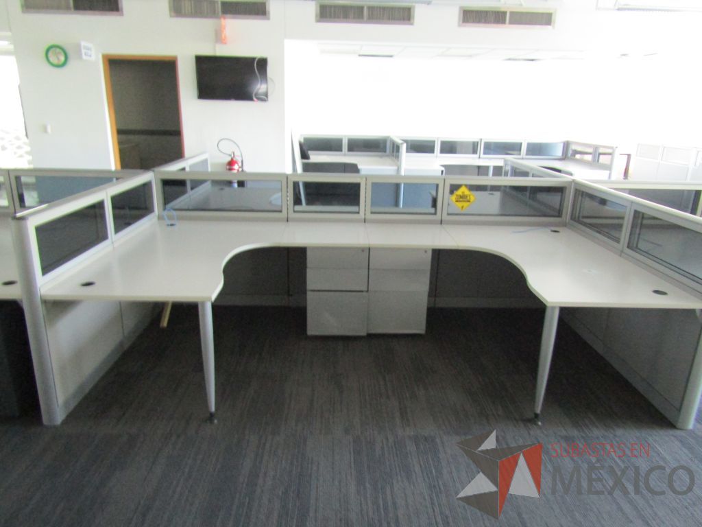 Lote 042 - Estación de trabajo para 10 personas, mampara baja con vidrio, con 10 archiveros de pedestal de 3 cajones - Steelcase - Imagen 4