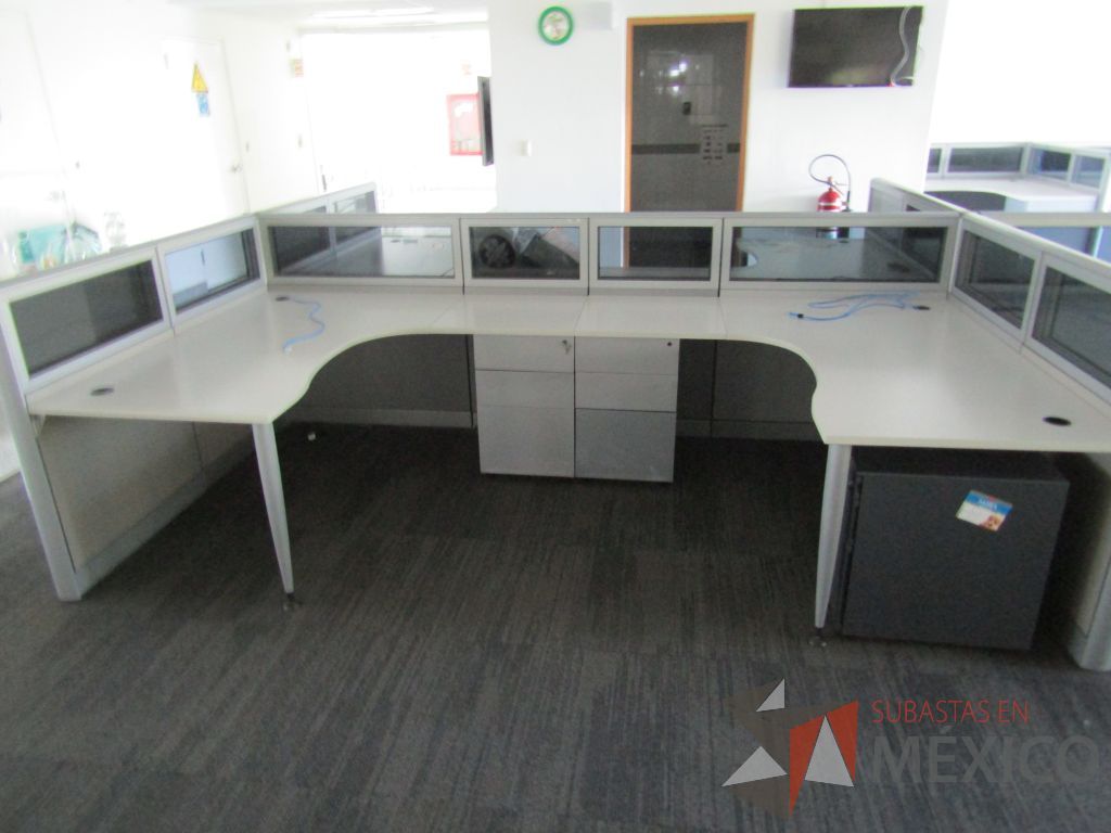 Lote 042 - Estación de trabajo para 10 personas, mampara baja con vidrio, con 10 archiveros de pedestal de 3 cajones - Steelcase - Imagen 5