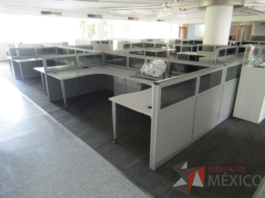 Lote 042 - Estación de trabajo para 10 personas, mampara baja con vidrio, con 10 archiveros de pedestal de 3 cajones - Steelcase - Imagen 7
