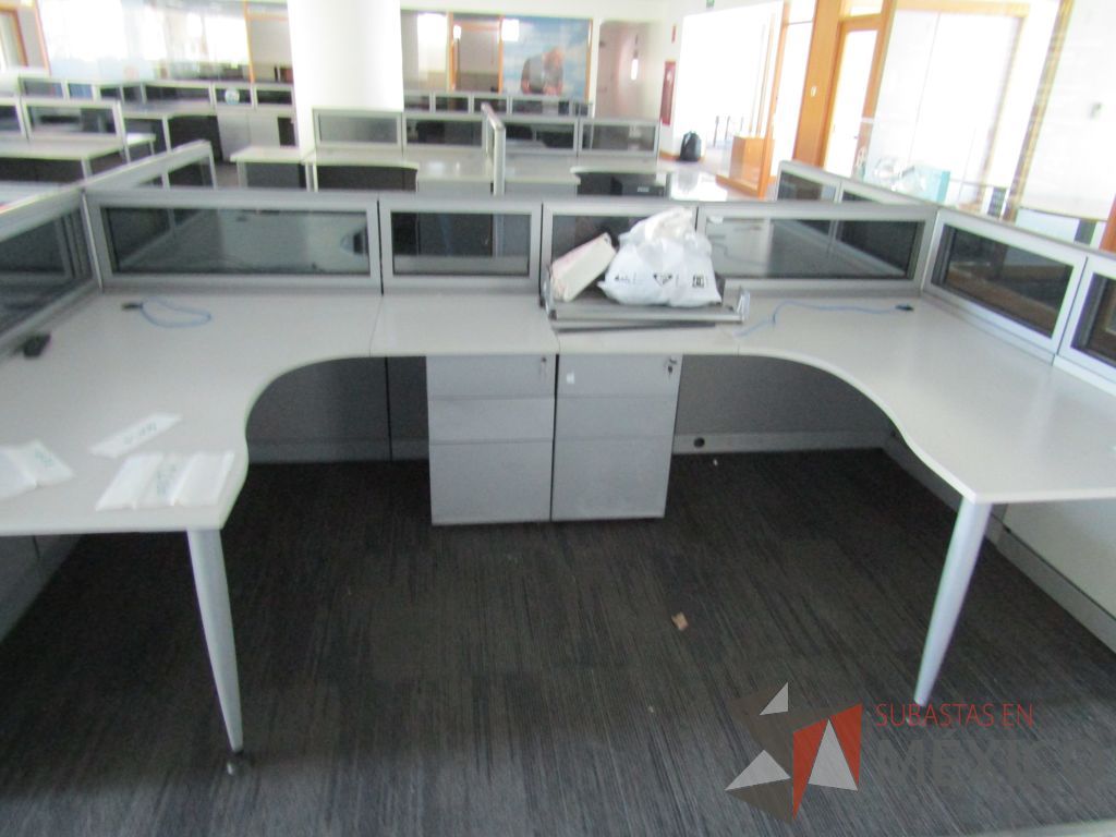 Lote 042 - Estación de trabajo para 10 personas, mampara baja con vidrio, con 10 archiveros de pedestal de 3 cajones - Steelcase - Imagen 8