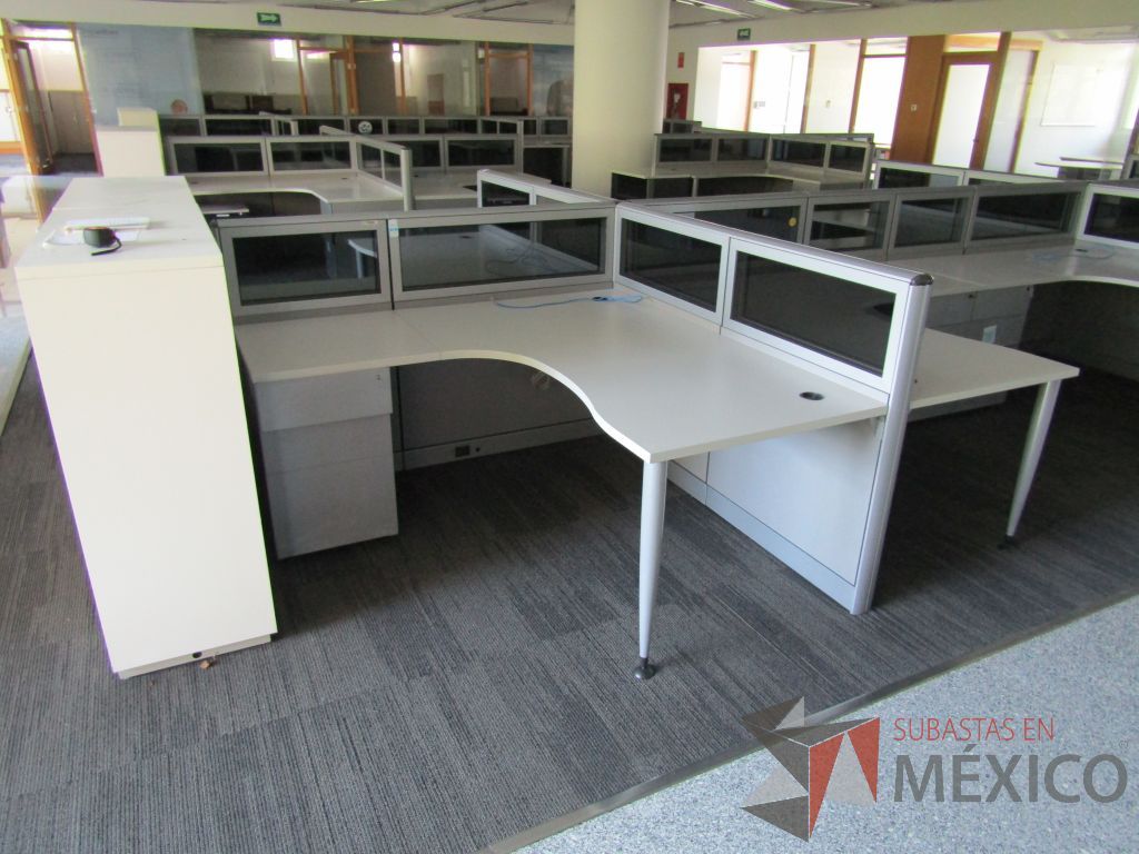 Lote 042 - Estación de trabajo para 10 personas, mampara baja con vidrio, con 10 archiveros de pedestal de 3 cajones - Steelcase - Imagen 10