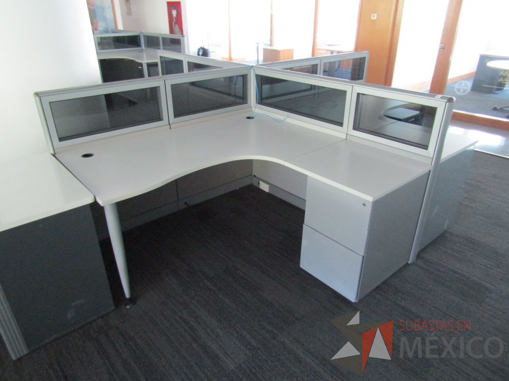 Lote 043 - Estación de trabajo para 3 personas, mampara baja con vidrio, con 3 archiveros de pedestal de 3 cajones - Steelcase - Imagen 2