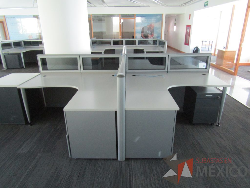 Lote 043 - Estación de trabajo para 3 personas, mampara baja con vidrio, con 3 archiveros de pedestal de 3 cajones - Steelcase - Imagen 3