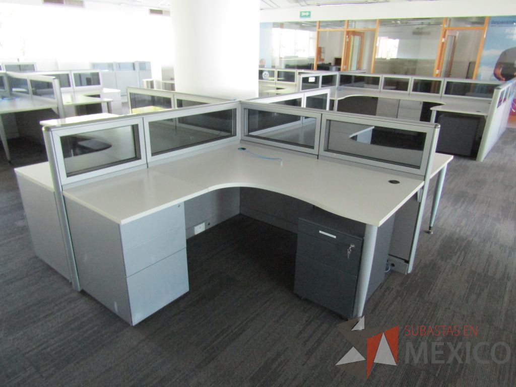 Lote 043 - Estación de trabajo para 3 personas, mampara baja con vidrio, con 3 archiveros de pedestal de 3 cajones - Steelcase - Imagen 4