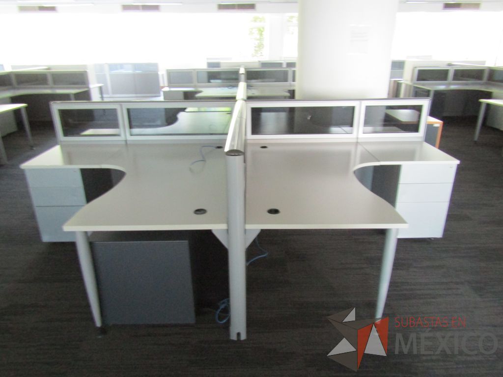 Lote 043 - Estación de trabajo para 3 personas, mampara baja con vidrio, con 3 archiveros de pedestal de 3 cajones - Steelcase - Imagen 5