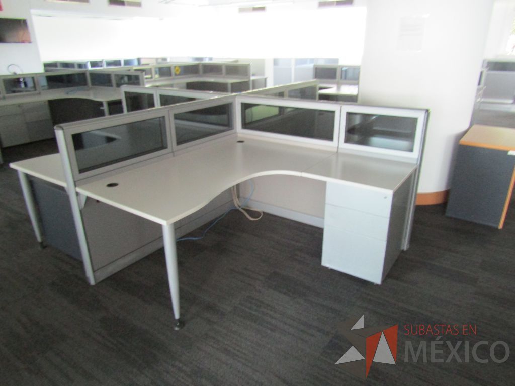 Lote 043 - Estación de trabajo para 3 personas, mampara baja con vidrio, con 3 archiveros de pedestal de 3 cajones - Steelcase - Imagen 6
