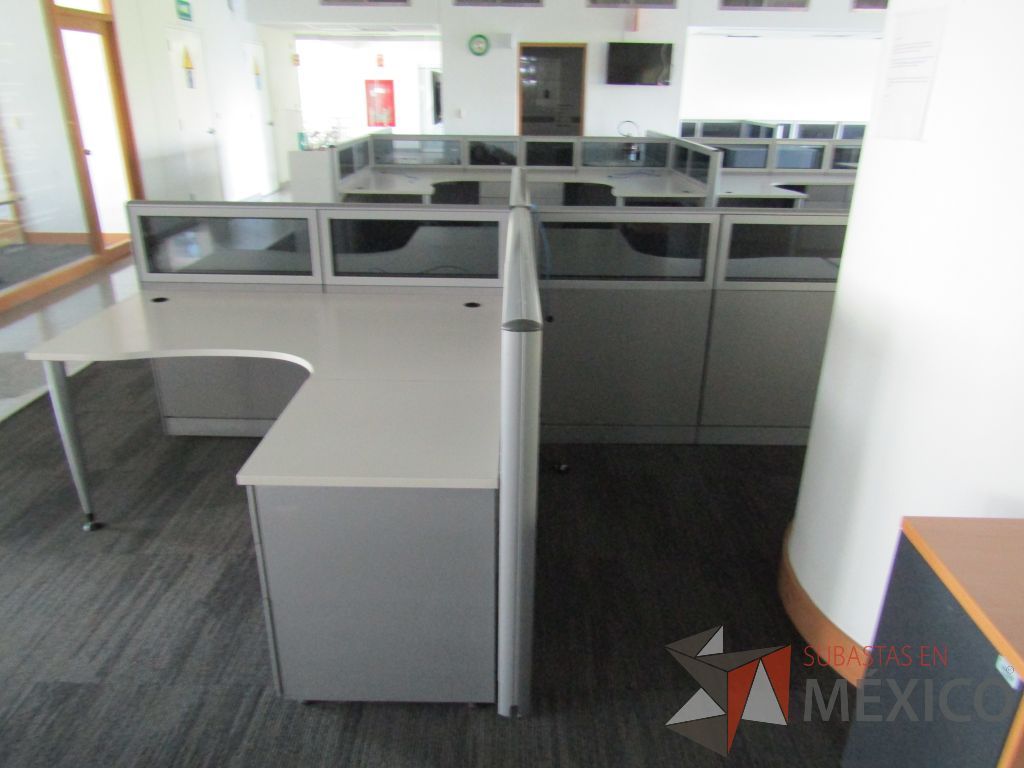 Lote 043 - Estación de trabajo para 3 personas, mampara baja con vidrio, con 3 archiveros de pedestal de 3 cajones - Steelcase