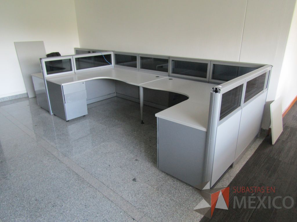 Lote 035 - Estación de trabajo lineal para 3 personas, mampara baja con vidrio, con 3 archiveros de pedestal de 3 cajones - Steelcase