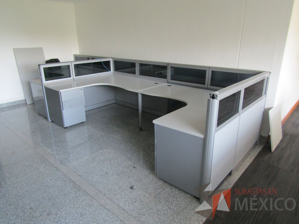 Lote 035 - Estación de trabajo lineal para 3 personas, mampara baja con vidrio, con 3 archiveros de pedestal de 3 cajones - Steelcase - Imagen 2