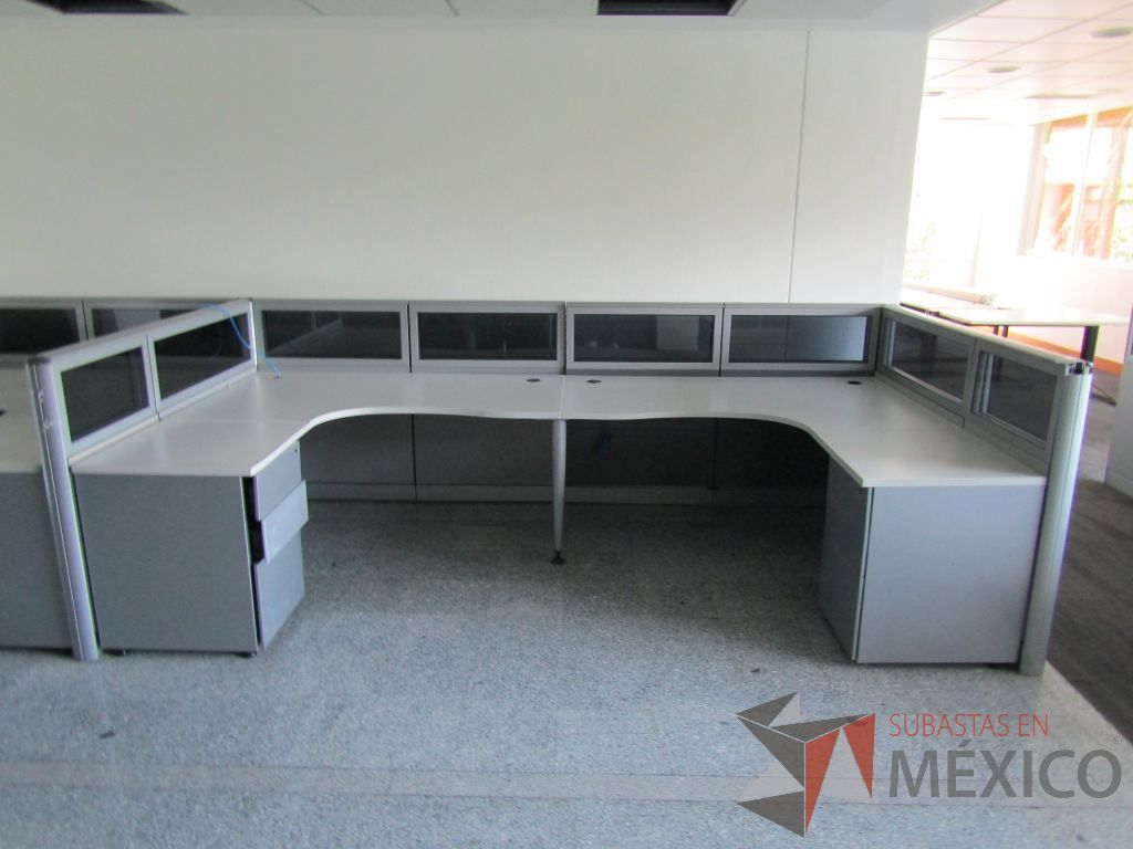 Lote 035 - Estación de trabajo lineal para 3 personas, mampara baja con vidrio, con 3 archiveros de pedestal de 3 cajones - Steelcase - Imagen 3