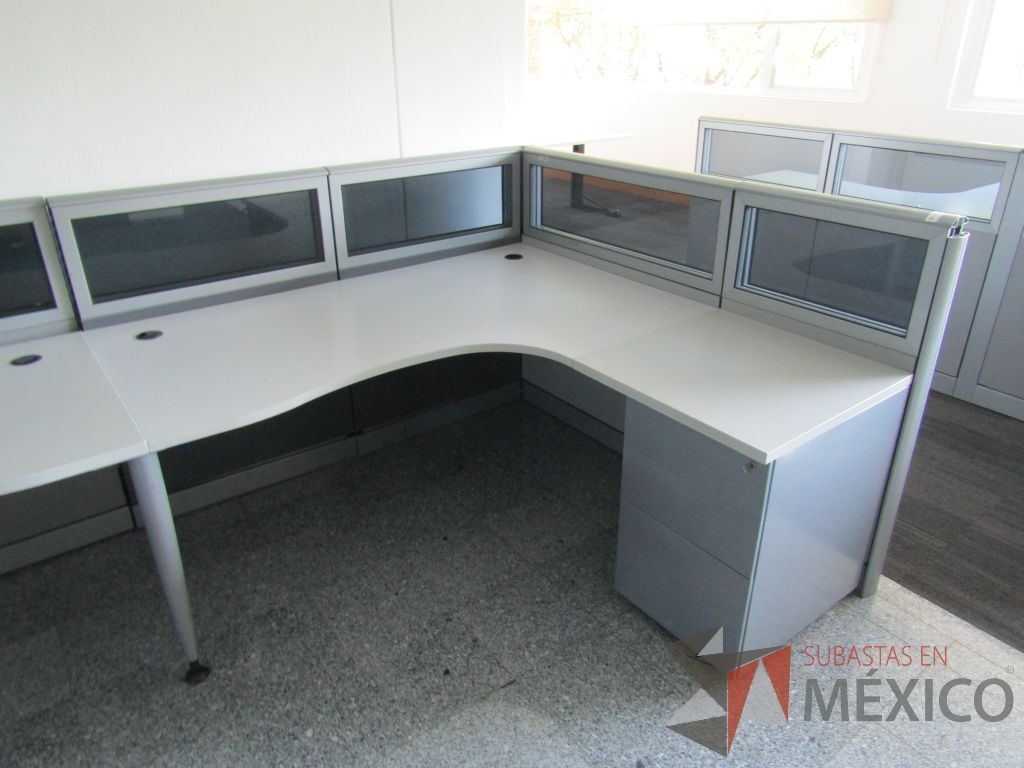 Lote 035 - Estación de trabajo lineal para 3 personas, mampara baja con vidrio, con 3 archiveros de pedestal de 3 cajones - Steelcase - Imagen 4