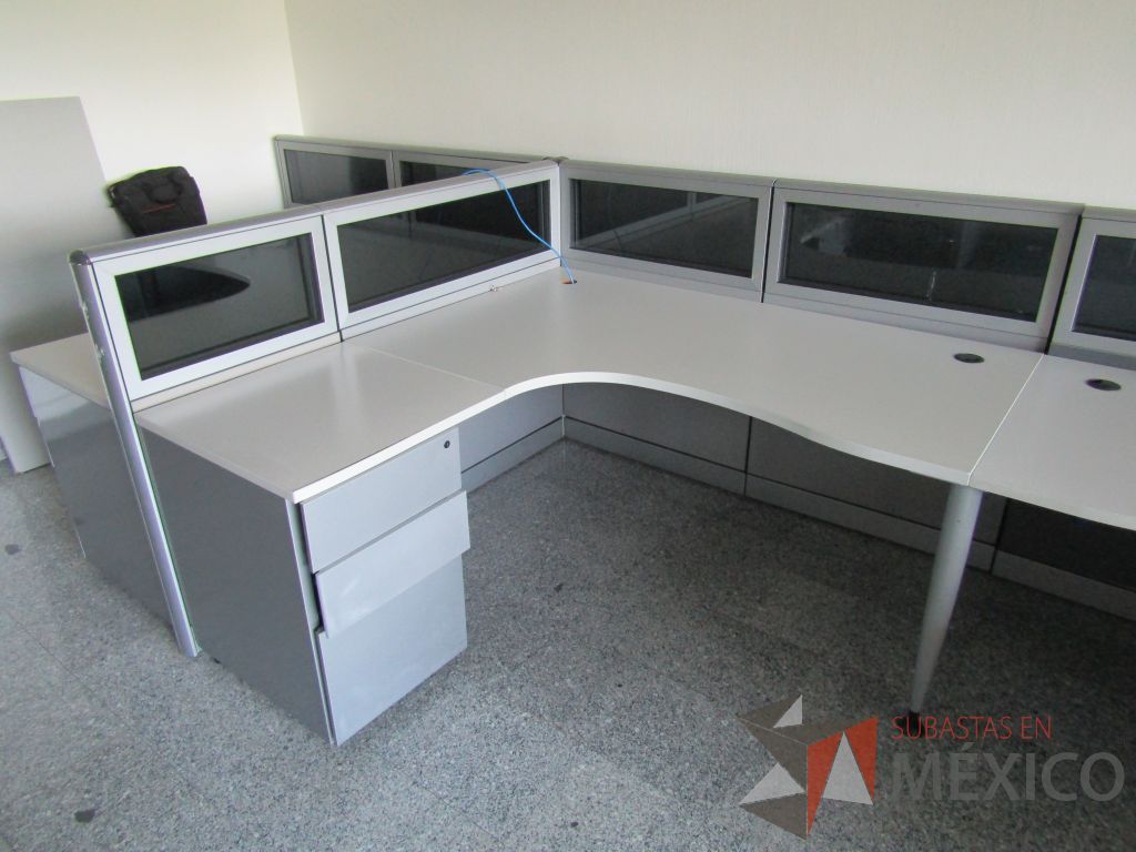 Lote 035 - Estación de trabajo lineal para 3 personas, mampara baja con vidrio, con 3 archiveros de pedestal de 3 cajones - Steelcase - Imagen 5