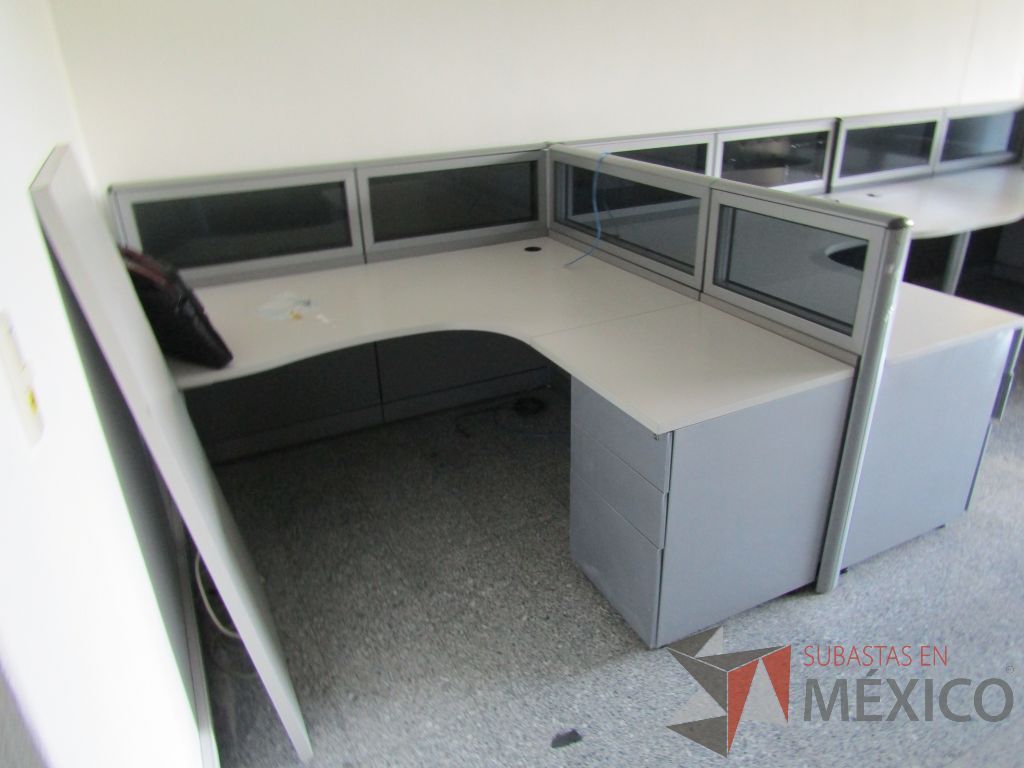 Lote 035 - Estación de trabajo lineal para 3 personas, mampara baja con vidrio, con 3 archiveros de pedestal de 3 cajones - Steelcase - Imagen 6