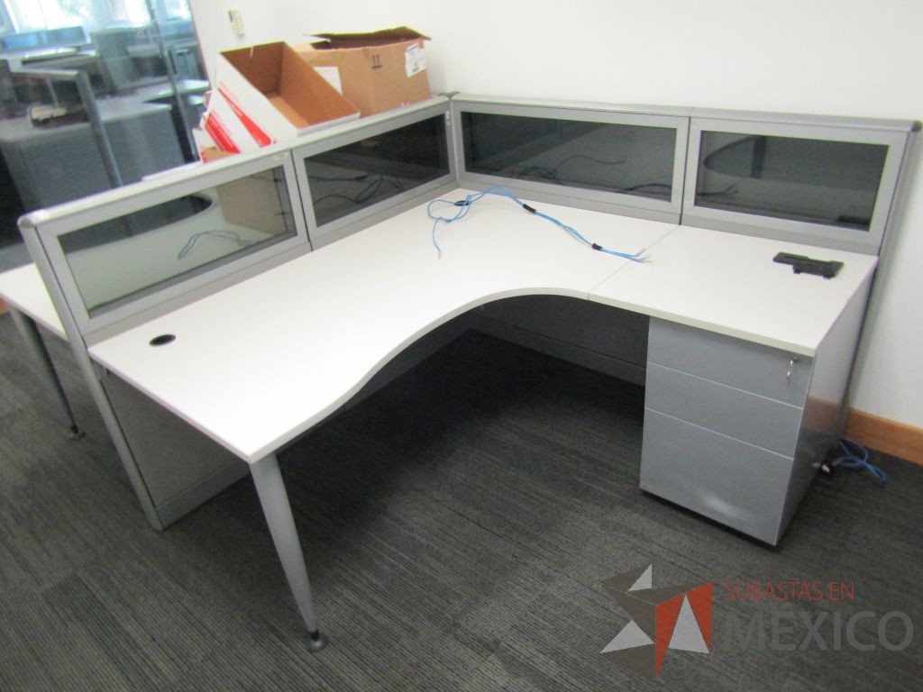 Lote 046 - Estación de trabajo lineal para 2 personas, mampara baja con vidrio, con 2 archiveros de pedestal de 3 cajones - Steelcase - Imagen 3