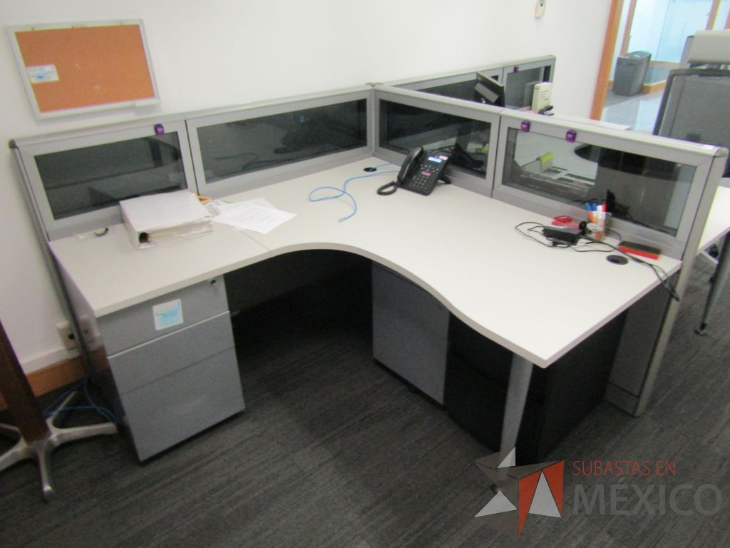 Lote 047 - Estación de trabajo lineal para 2 personas, mampara baja con vidrio, con 2 archiveros de pedestal de 3 cajones - Steelcase
