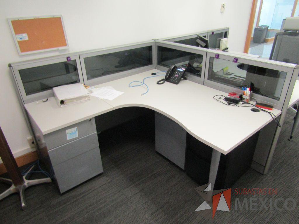 Lote 047 - Estación de trabajo lineal para 2 personas, mampara baja con vidrio, con 2 archiveros de pedestal de 3 cajones - Steelcase - Imagen 2