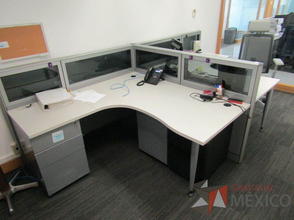 Lote 047 - Estación de trabajo lineal para 2 personas, mampara baja con vidrio, con 2 archiveros de pedestal de 3 cajones - Steelcase - Imagen 3