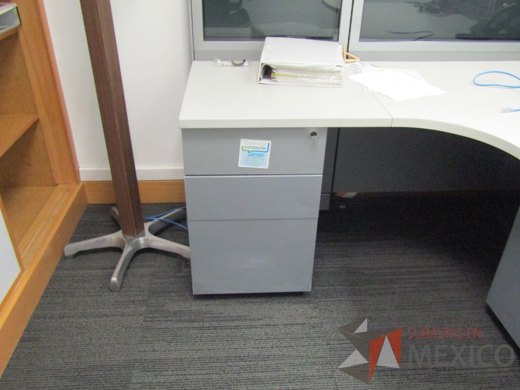 Lote 047 - Estación de trabajo lineal para 2 personas, mampara baja con vidrio, con 2 archiveros de pedestal de 3 cajones - Steelcase - Imagen 4