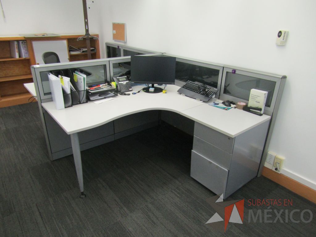 Lote 047 - Estación de trabajo lineal para 2 personas, mampara baja con vidrio, con 2 archiveros de pedestal de 3 cajones - Steelcase - Imagen 5