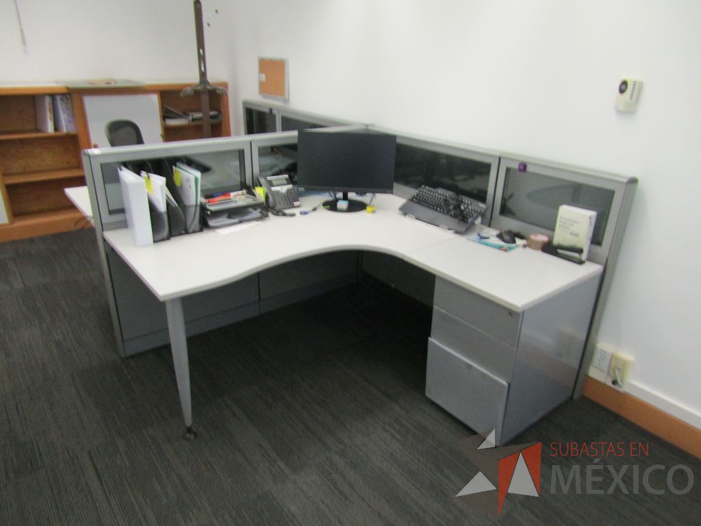 Lote 047 - Estación de trabajo lineal para 2 personas, mampara baja con vidrio, con 2 archiveros de pedestal de 3 cajones - Steelcase - Imagen 6