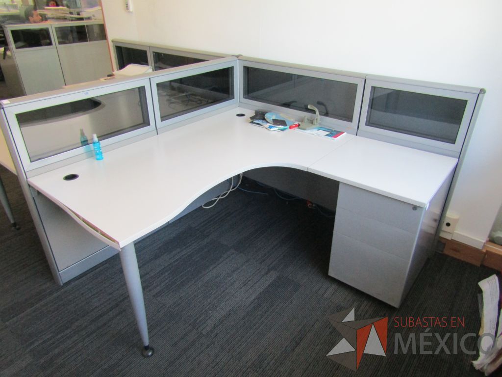 Lote 051 - Estación de trabajo lineal para 2 personas, mampara baja con vidrio, con 2 archiveros de pedestal de 3 cajones - Steelcase - Imagen 2