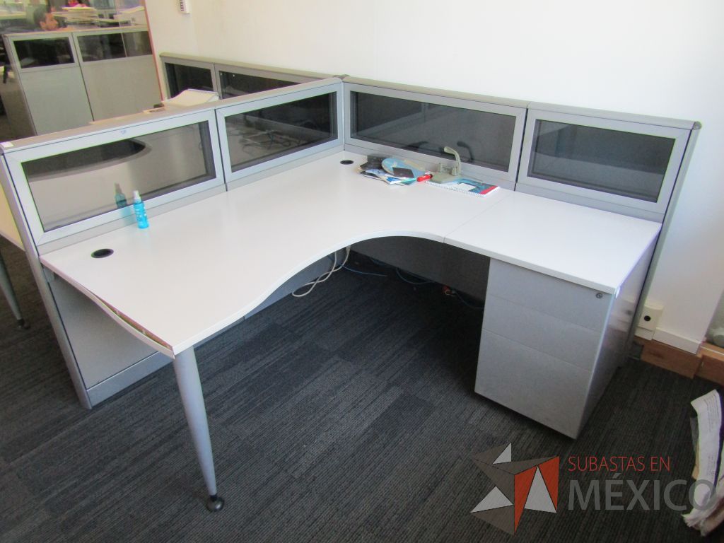 Lote 051 - Estación de trabajo lineal para 2 personas, mampara baja con vidrio, con 2 archiveros de pedestal de 3 cajones - Steelcase - Imagen 3
