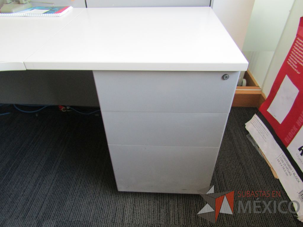 Lote 051 - Estación de trabajo lineal para 2 personas, mampara baja con vidrio, con 2 archiveros de pedestal de 3 cajones - Steelcase - Imagen 4