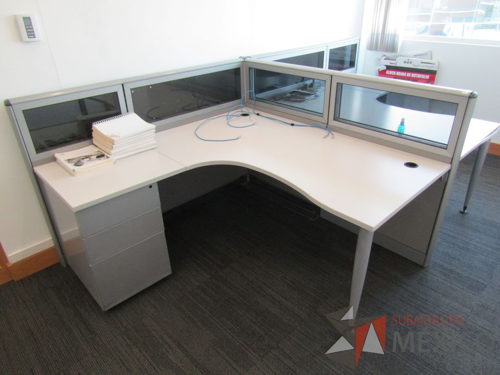 Lote 051 - Estación de trabajo lineal para 2 personas, mampara baja con vidrio, con 2 archiveros de pedestal de 3 cajones - Steelcase - Imagen 5