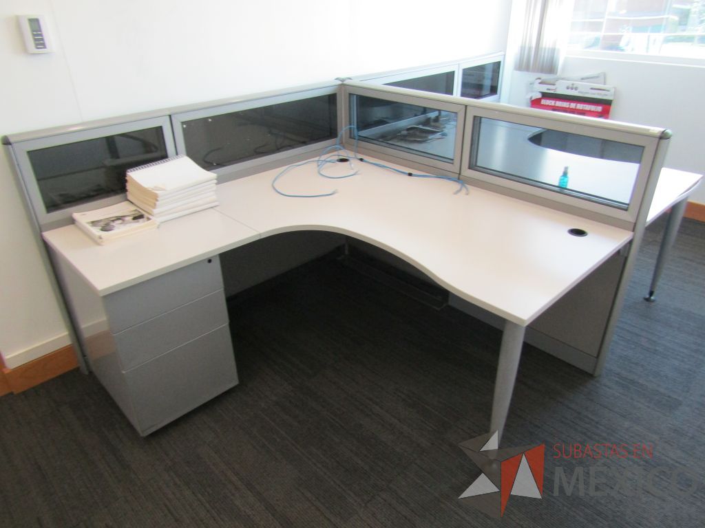 Lote 051 - Estación de trabajo lineal para 2 personas, mampara baja con vidrio, con 2 archiveros de pedestal de 3 cajones - Steelcase