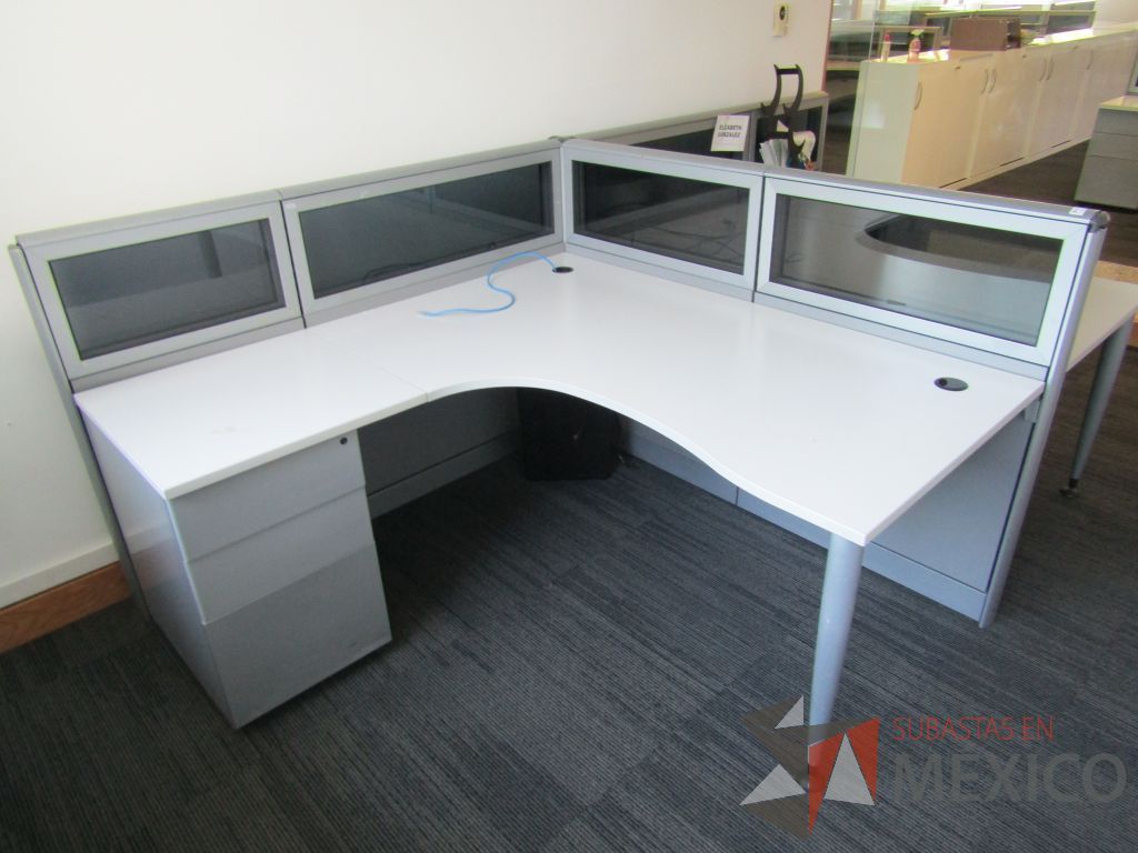 Lote 052 - Estación de trabajo lineal para 2 personas, mampara baja con vidrio, con 2 archiveros de pedestal de 3 cajones - Steelcase