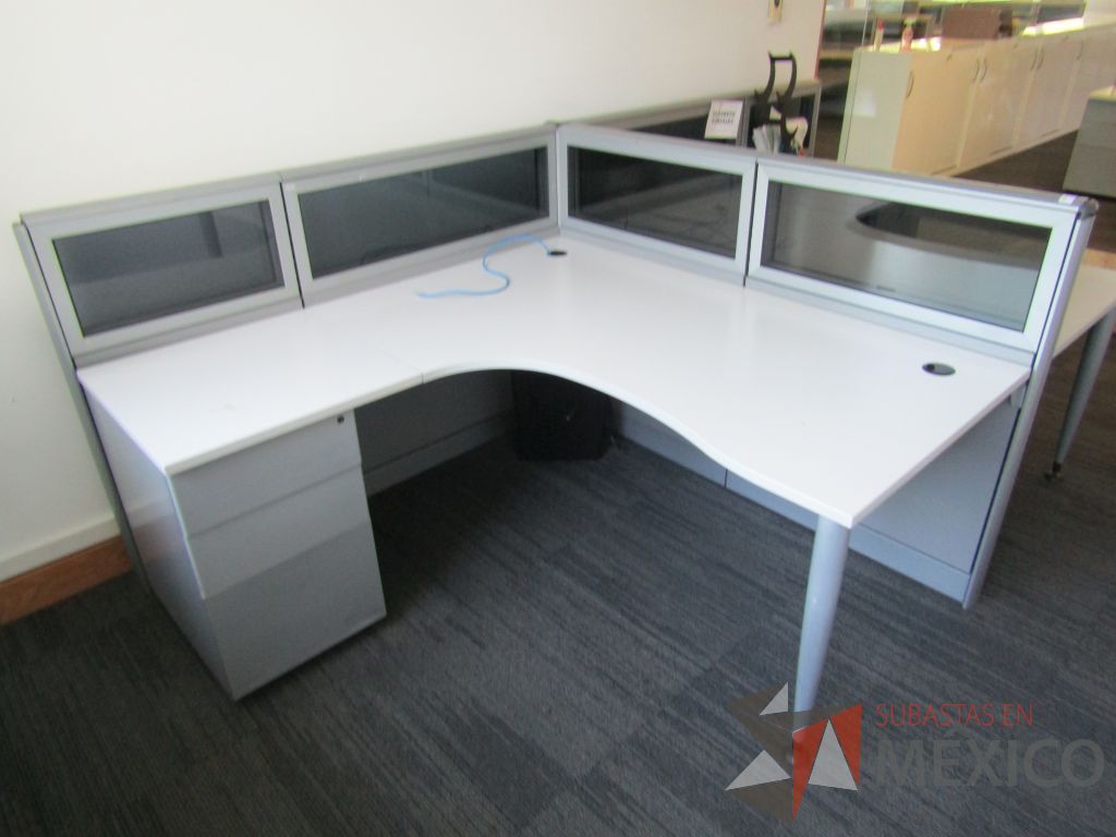 Lote 052 - Estación de trabajo lineal para 2 personas, mampara baja con vidrio, con 2 archiveros de pedestal de 3 cajones - Steelcase - Imagen 2