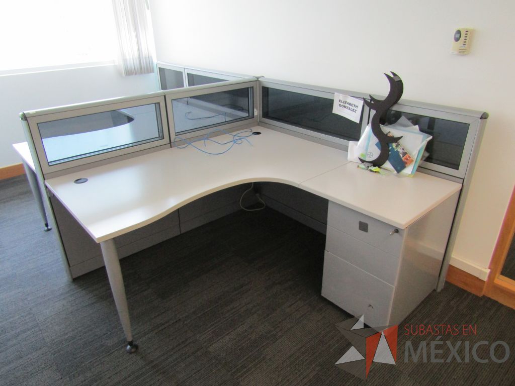 Lote 052 - Estación de trabajo lineal para 2 personas, mampara baja con vidrio, con 2 archiveros de pedestal de 3 cajones - Steelcase - Imagen 3