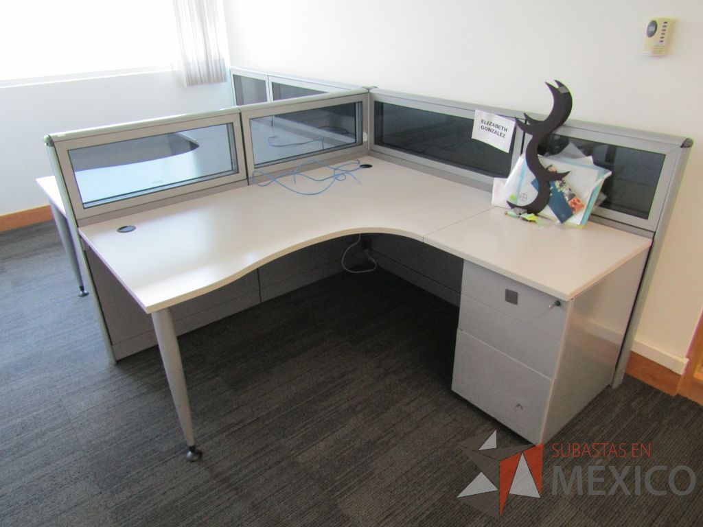 Lote 052 - Estación de trabajo lineal para 2 personas, mampara baja con vidrio, con 2 archiveros de pedestal de 3 cajones - Steelcase - Imagen 4