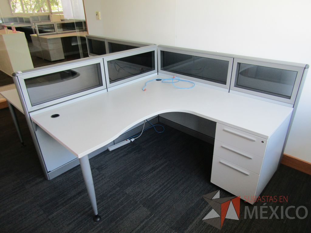 Lote 053 - Estación de trabajo lineal para 2 personas, mampara baja con vidrio, con 2 archiveros de pedestal de 3 cajones - Steelcase